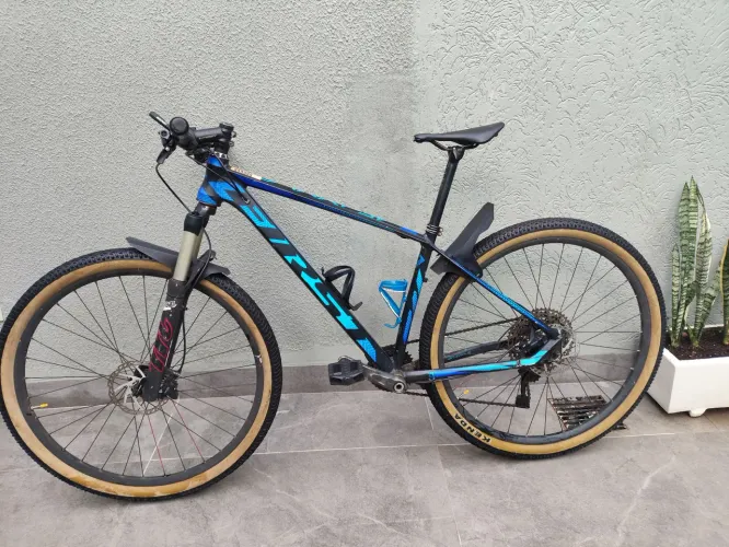 Bike aro 29, suspensão a Ar e câmbio XTR 1x11