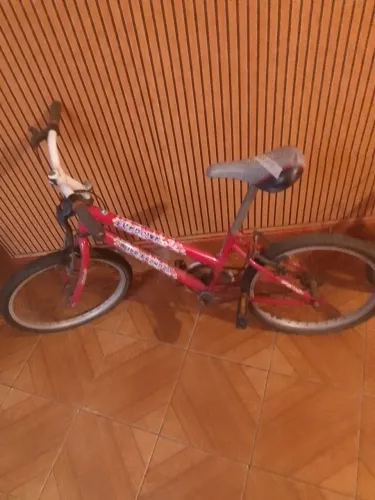 Tv antiga mais duas bicicletas infantil 