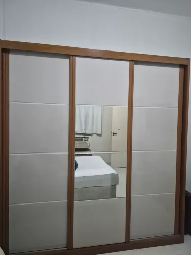 Guarda-Roupa Bom Pastor 100% MDF 2,05m com Espelho - Impecável