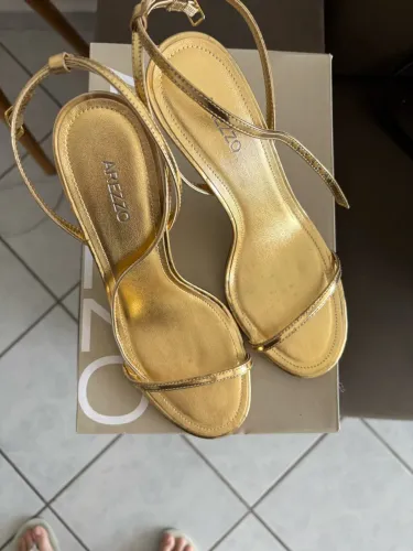 Sandália dourada Arezzo 37
