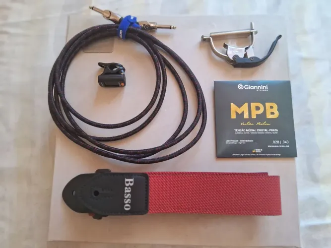 Kit acessórios violao com 05 itens: correia, cabo, capo traste, cordas e afinador digital.