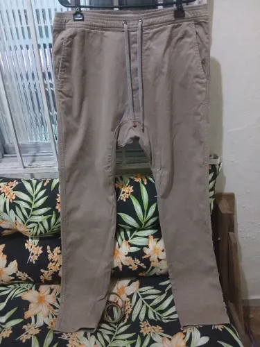 Calça Redley sarja slim caqui.