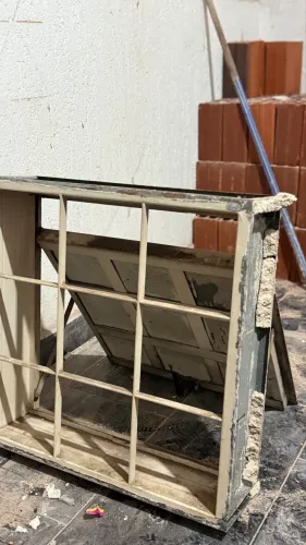 Janela de ferro basculante.
