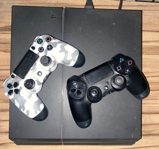 PS4 SLIM 500GB + 2 CONTROLES + JOGOS