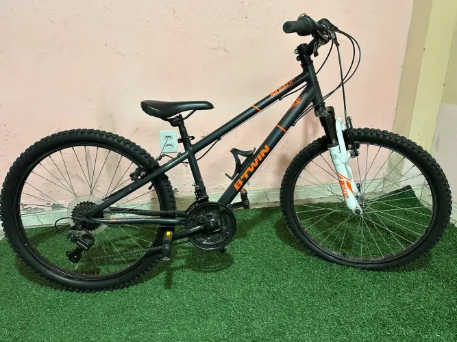 Bicicleta aro 24 btwin marchas e suspensão