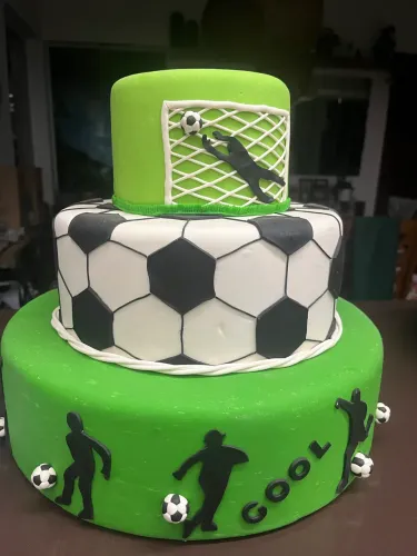 Bolo fake tema futebol em biscuit