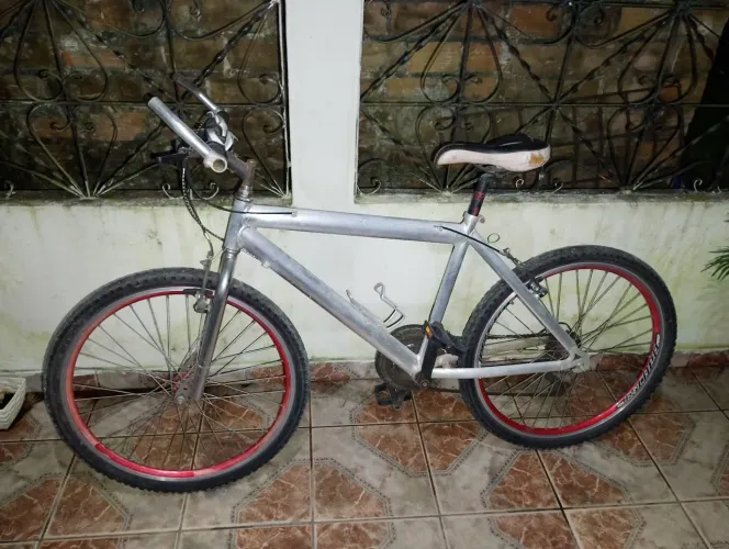Vende-se uma bicicleta de alumínio aro 26