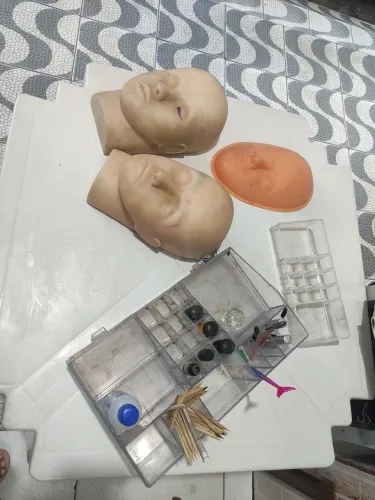 Kit para curso de design de sobrancelhas, sendo: 03 rostos manequim e 02 porta objetos.