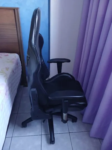 Cadeira gamer confortável semi nova