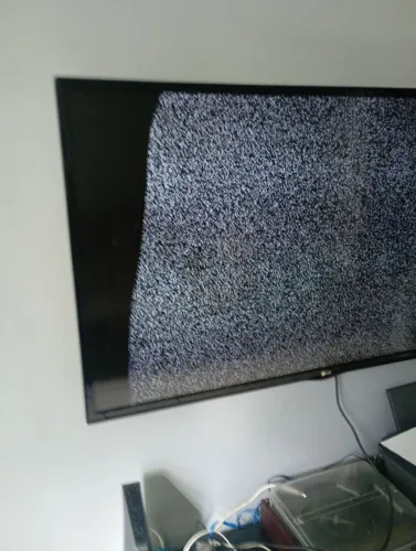TV de LED 50 polegadas, com a tela quebrada.
