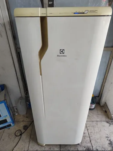 Geladeira Electrolux Frost Free modelo RFE 39 322 litros funcionando aceito Pix entrego.