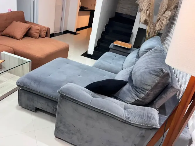 Lindo sofá retrátil e reclinável