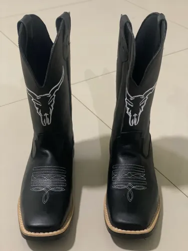 Bota bico quadrado, em couro