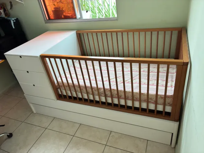 Berço encanto sleeper vira cama com cama auxiliar e cômoda. Todo em madeira e mdf