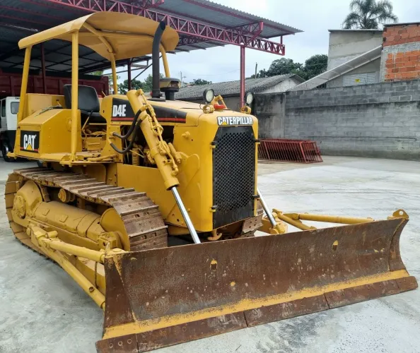 TRATOR DE ESTEIRAS CATERPILLAR D4E<br>ANO 1979