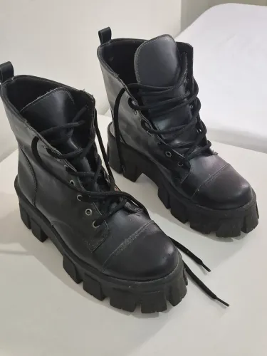 Bota coturno tratorada preta