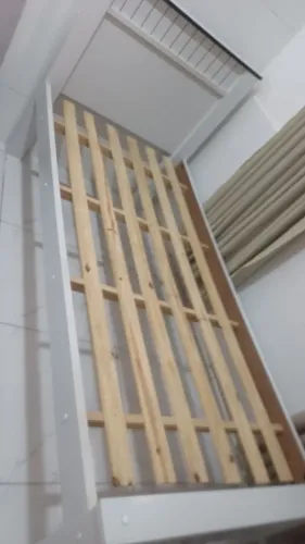 Cama de solteiro, Branca.2x 10cp por 98 larg. Sem o colchão.