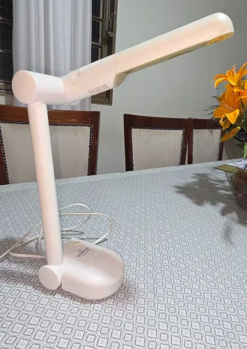 luminária de mesa articulada modelo Pelicano (marca Decorlux).