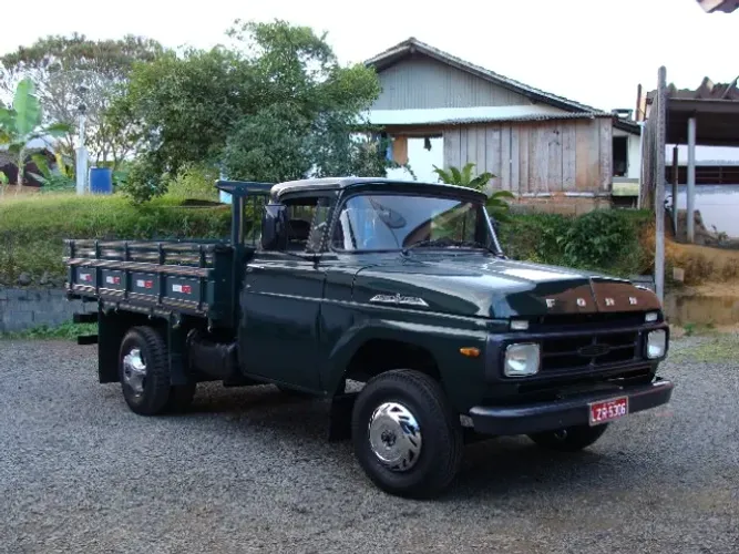 Vendo Ford F 350, ano 1969, 2º dono, otimo estado, todo restaurado, com assento de couro.