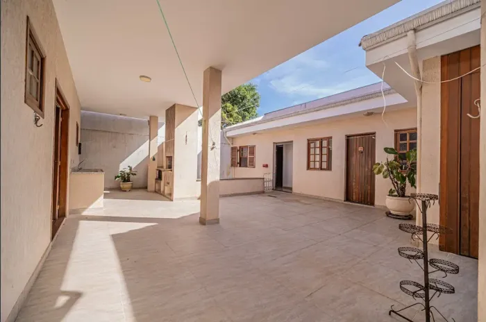 Casa em condomínio fechado com 230m², três quartos, duas suítes, quatro vagas de garagem.