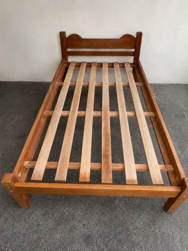 Cama de madeira solteiro