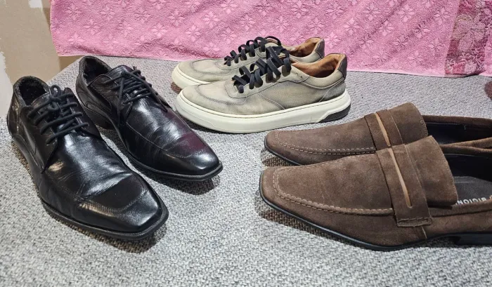 Sapatos número 43 os 3 pelo preço de 1