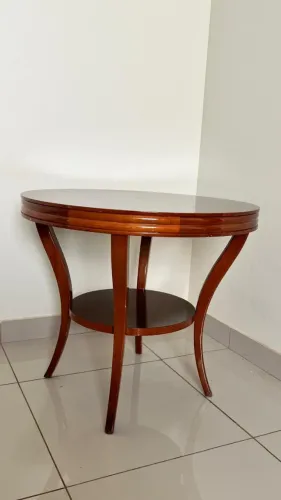Mesa redonda em mogno