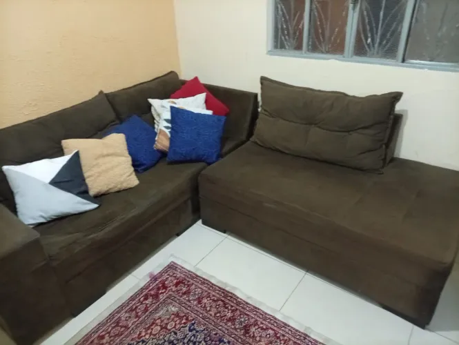 sofa marrom grande