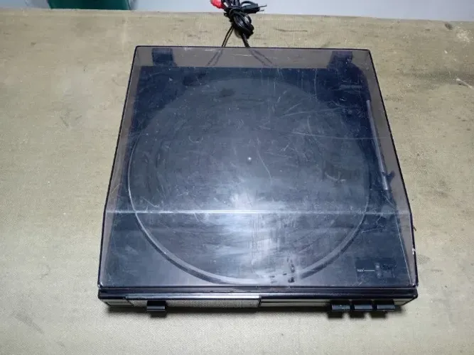 Vendo Toca discos Toshiba funciona no 110 volts tem 33/45 rpm. Agulha boa.