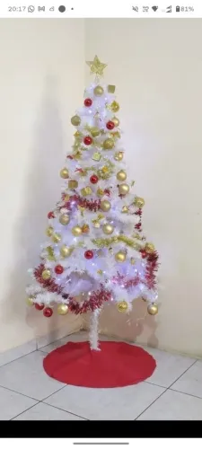 Árvore de natal branca 1.80cm obs:vai com alguns enfeites