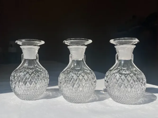 Trio de Frascos Galheteiros em Cristal Lapidado com Tampa Esmerilhada