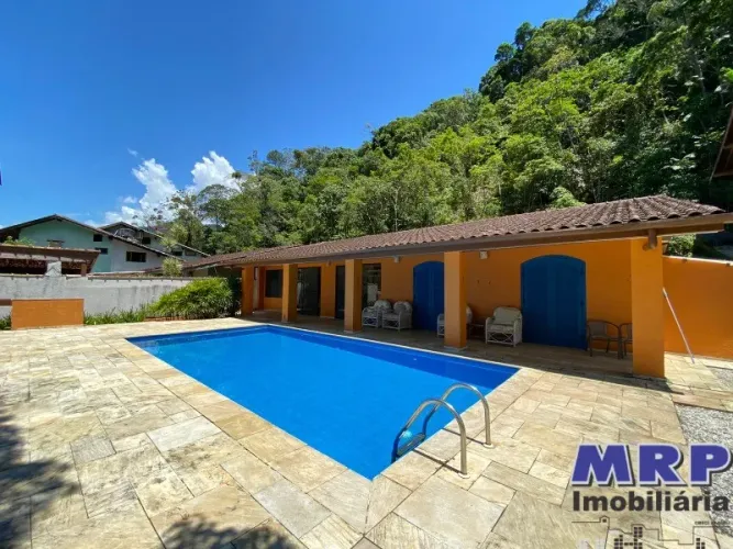 Praia da Lagoinha em Ubatuba. Casa á venda, 6 dormitórios. Com piscina.