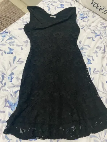 2 vestidos de rende preto, um curto o outro longo
