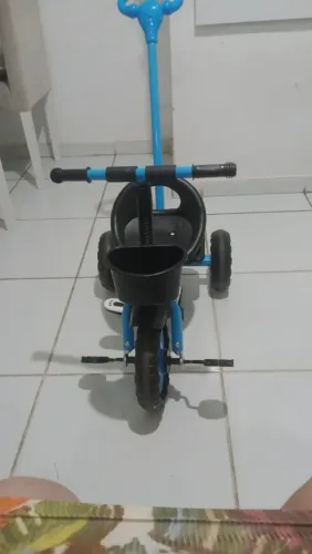 Triciclo infantil com pedal e empurrado motoca