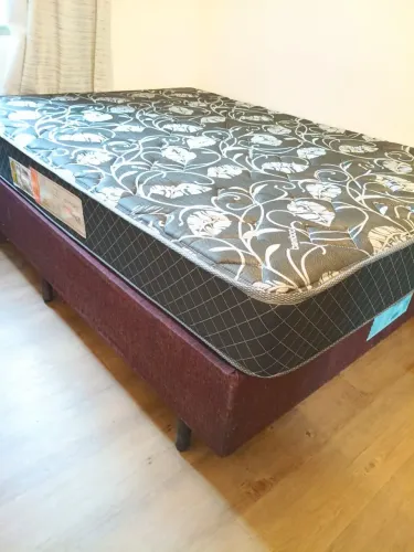 Cama e colchão de casal
