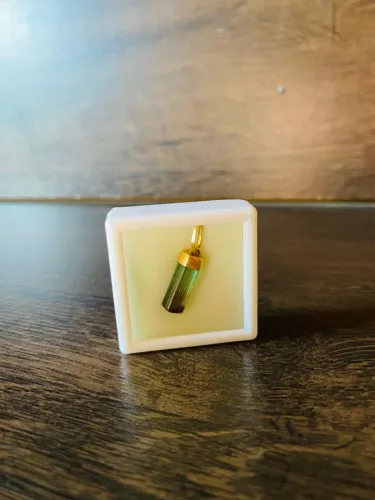 Pingente de pedra Turmalina bicolor já no ouro