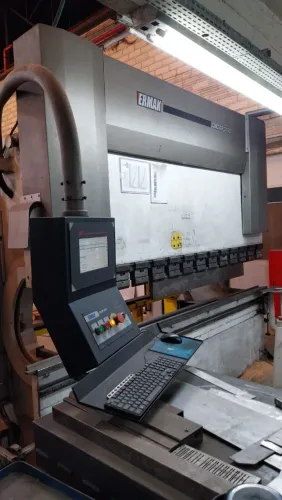 Dobradeira Hidráulica CNC Ermak AP 3160  dobra até 3100mm cap 160 toneladass