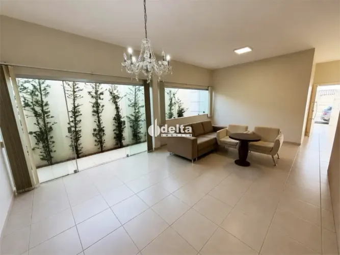 Casa com 3 quartos sendo 1 suíte disponível para locação no bairro Santa Mônica em Uberlân