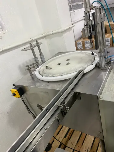 Envasadora rotativa automática 2 bicos com rosqueadora automática
