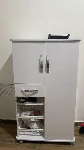 Título: Armário de cozinha branco com gaveta e cestos