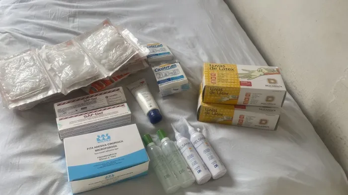 Curativos- gaze, algodão, micropore, gel Pielsana, seringa e frasco GTT