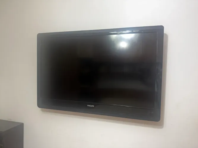 TV Philips 42? Full HD - Com Defeito (Liga, mas sem imagem) - Ideal para Conserto ou Peças