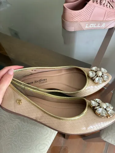 Sapatilha Carmen Steffens Comfort Nude/Dourada com Pedrarias