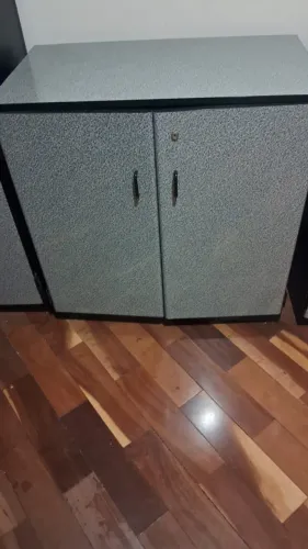 3 Armarios para escritorio com portas de madeira e corpo em aço, perfeitos Retirar SA