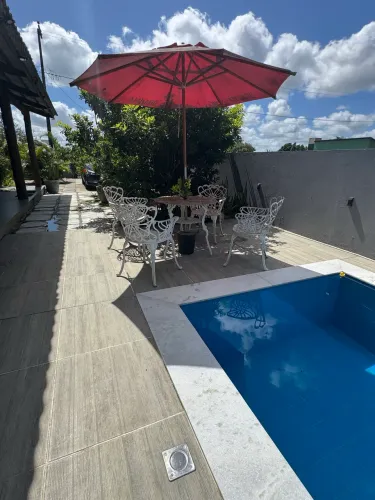 Mesa com quatro cadeira de jardim