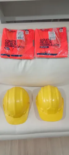 Kit de IPI dois capacetes dois coletes refletivos dois óculos de proteção.