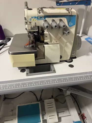 Máquina de Costura Overloque