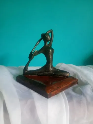 Antiga e linda escultura de bailarina Em alumínio e madeira