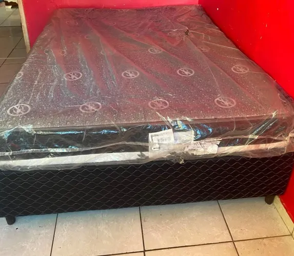 Vendo cama casal padrão com colchão em excelente estado e sofá de canto