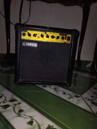 Caixa amplificada de guitarra yamaha usada 